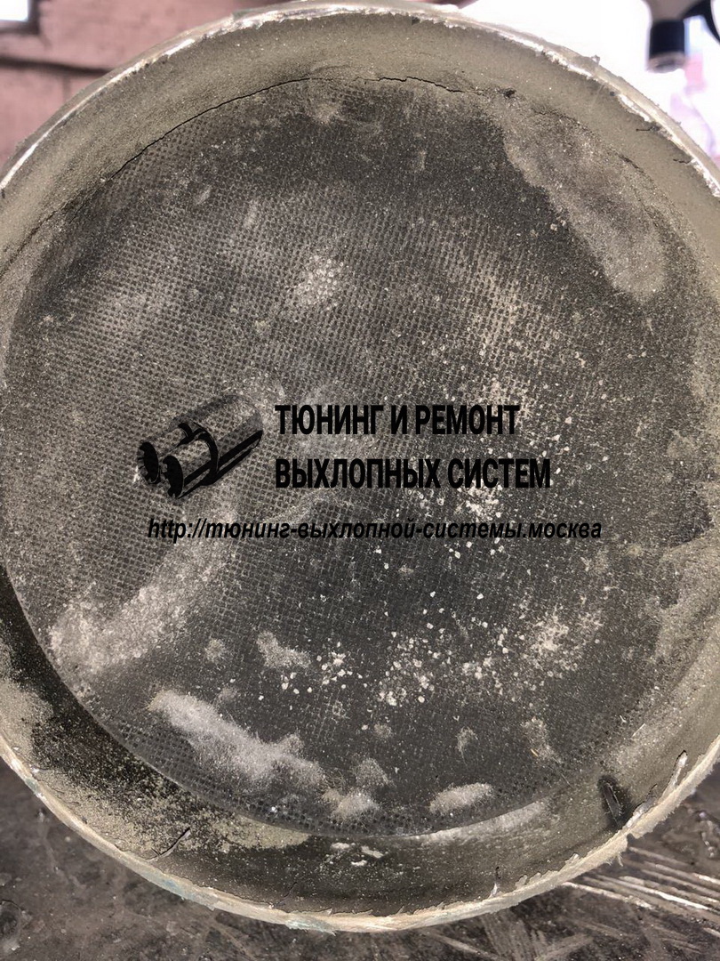 Старый автомобильный катализатор, хорошо еще не рассыпался
